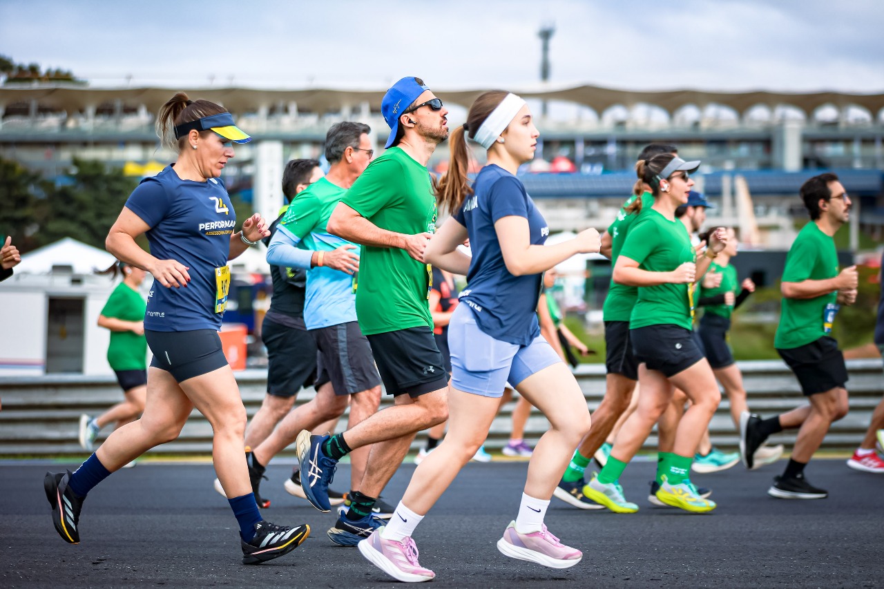 Atletas correndo na rua